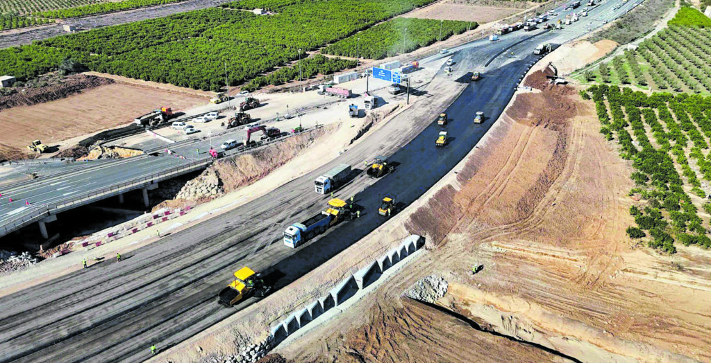 Operarios del Ministerio de Transportes trabajan en el asfaltado del by pass de la A7