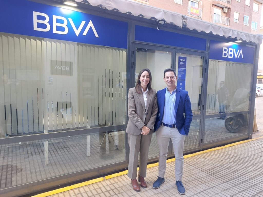 María Ángeles Jiménez, directora del Centro de Banca de Clientes de Valencia Sur de BBVA, y David Rubio, director de la oficina en Paiporta.