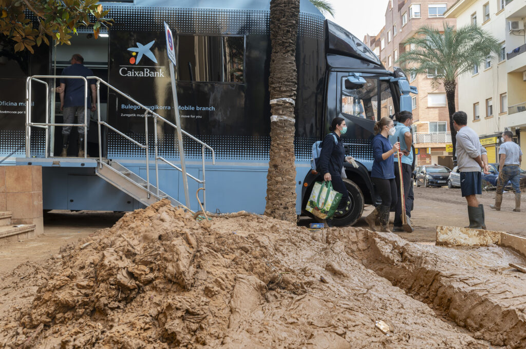 Una de las oficinas móviles de CaixaBank que presta servicio en una de las localidades afectadas desde los primeros días tras las inundaciones.