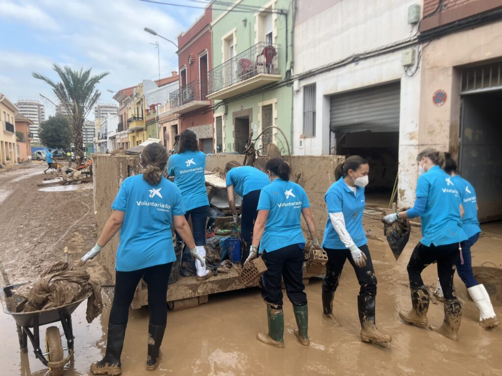 Voluntariado de CaixaBank colaborando en tareas de limpieza tras la dana.