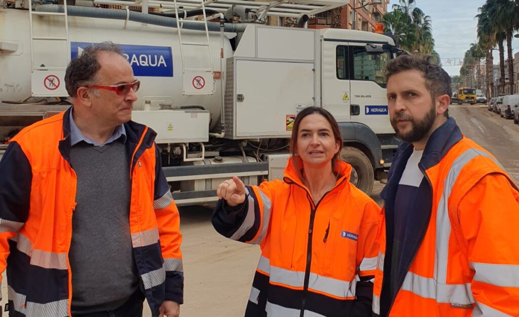 Laura Gascón, directora territorial de Hidraqua, durante una inspección
