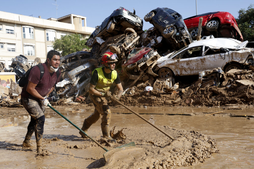 Voluntarios y vecinos despejan una de las calles de Alfafar