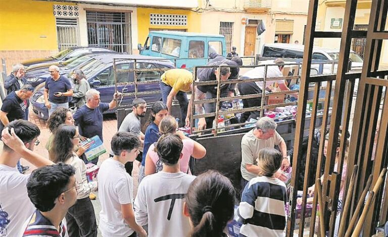Voluntaris de Tavernes carregant el camió de la brigada municipal en la porta del centre parroquial