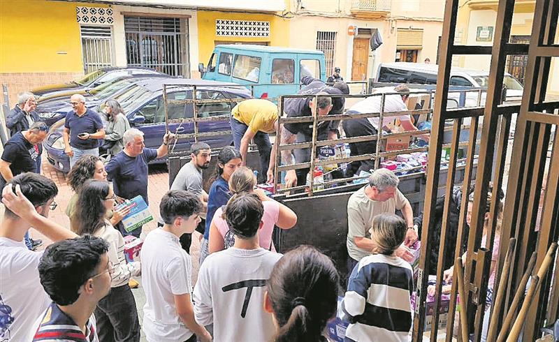 Voluntaris de Tavernes carregant el camió de la brigada municipal en la porta del centre parroquial Voluntaris de Tavernes carregant el camió de la brigada municipal en la porta del centre parroquial